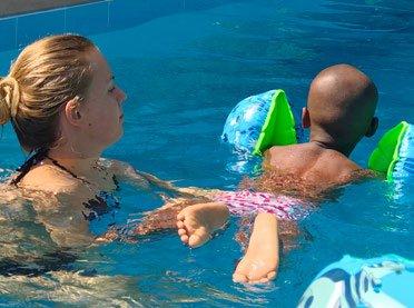 Saskia beim Schwimmunterricht